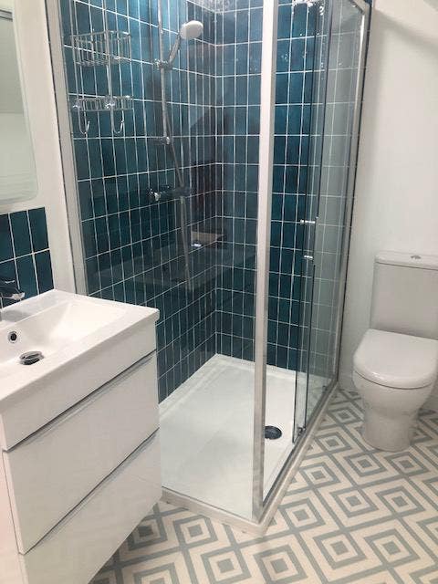 Top floor large double room with private bathroom Main Photo