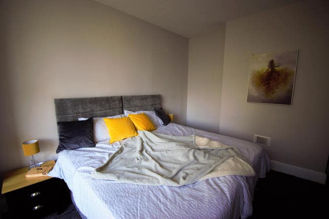 Modern fully furnished rooms on Bulcock street!!! Main Photo
