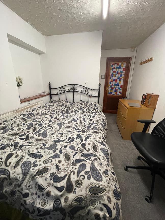 Female lodger Room in Detached House SW15 3QJ Main Photo