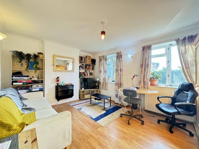 2 bedroom flat in North Finchley N12  Main Photo