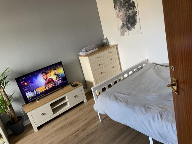 1 Bedroom available in house Main Photo