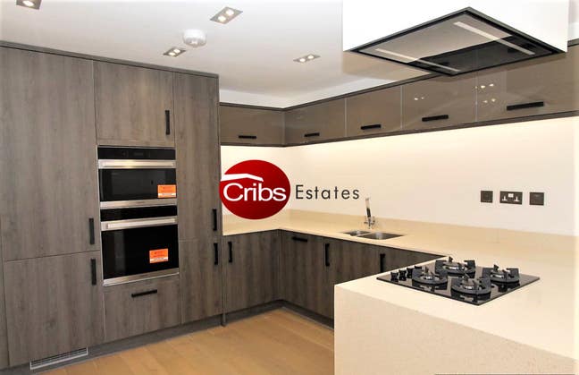Beautiful Two Bedroom Flat in Tolworth KT6 Main Photo