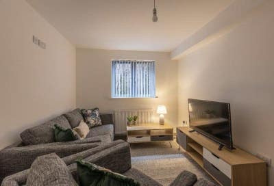 *Central Flatshare by Train Station Main Photo