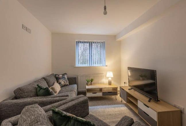 *Central Flatshare by Train Station Main Photo