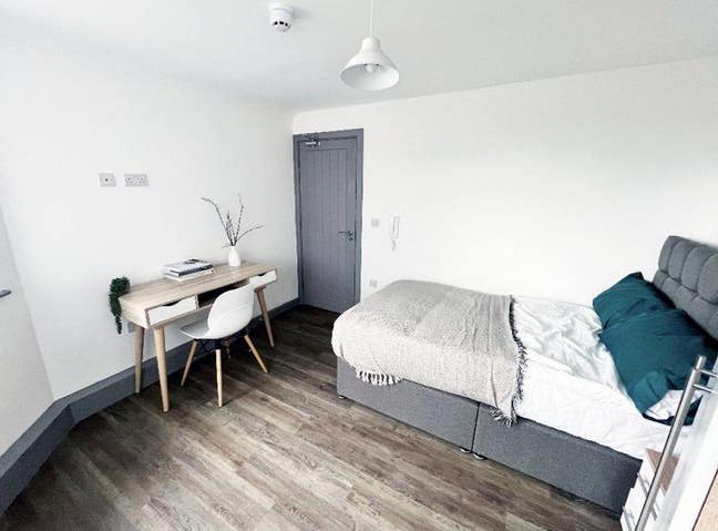 *Furnished 1-Bed Flatshare close to Birkenhead Par Main Photo