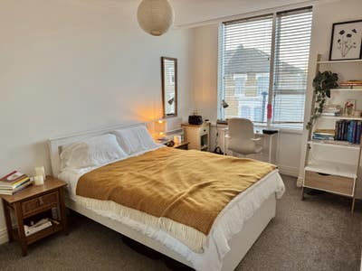 Double room in bright Highbury flat Main Photo