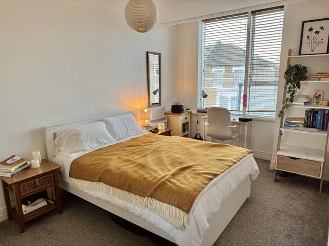 Double room in bright Highbury flat Main Photo
