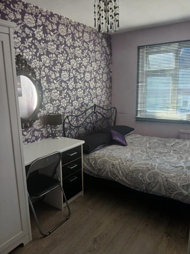 Modern double room in family home (Sutton) Main Photo