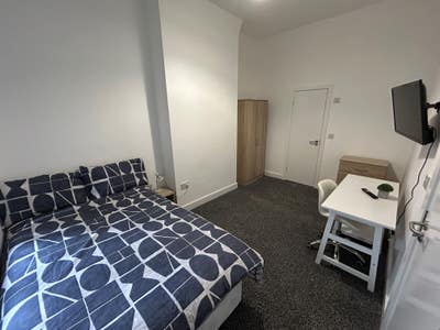 Spacious ensuite rooms close to BAE Main Photo