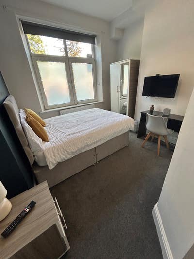 Excellent Town Centre Rooms Available Main Photo
