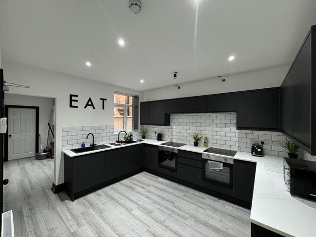 Rugby train station & town centre luxury ensuites  Main Photo