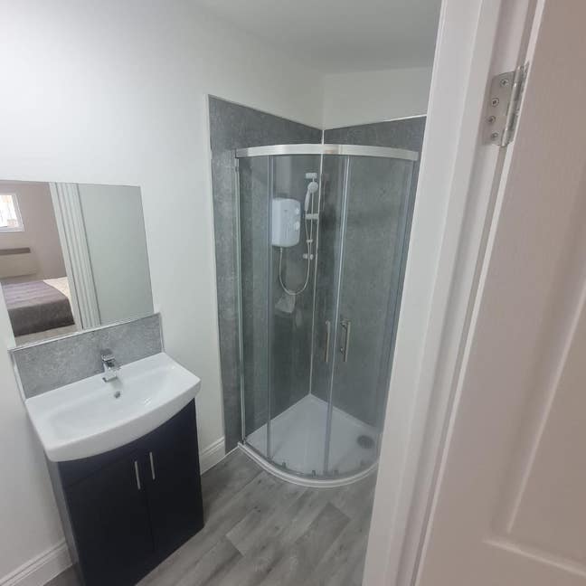 Newly decorated large flat Main Photo
