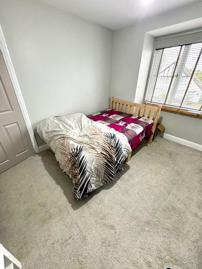Beautiful bedroom for rent at TW14  Main Photo
