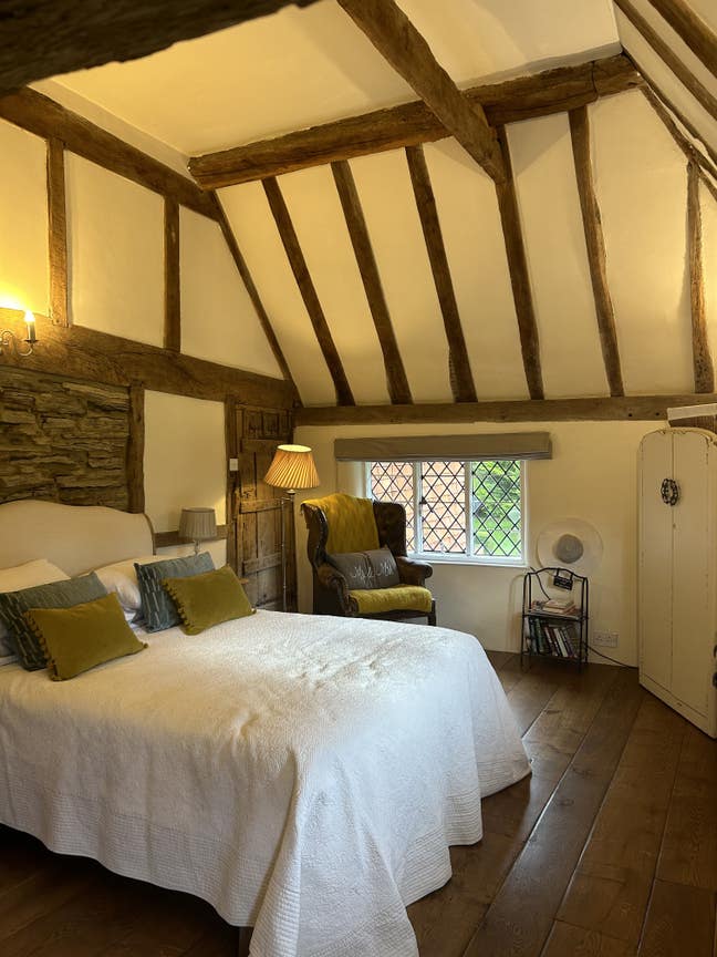 Stunning vaulted bedroom in Grade 2 listed house Main Photo
