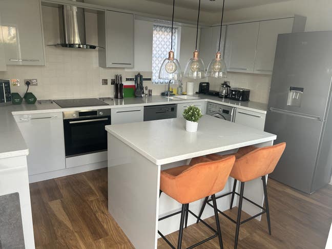 5 STAR living in new property  Main Photo