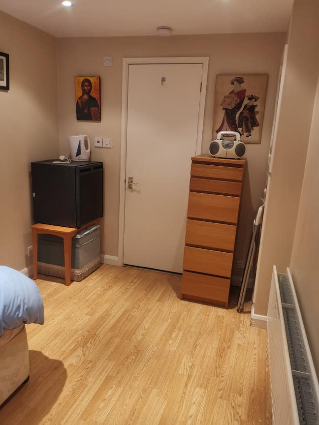 Single en-suite room in family house. Main Photo