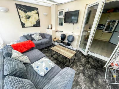 Beautiful Double with Large En-Suite Near SMH Main Photo