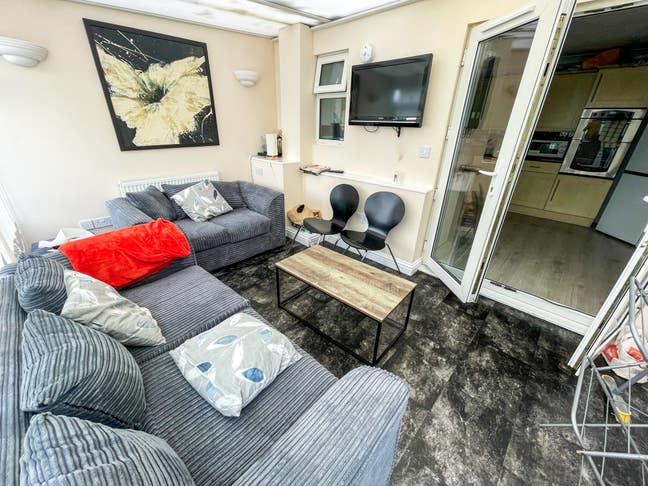 Beautiful Double with Large En-Suite Near SMH Main Photo