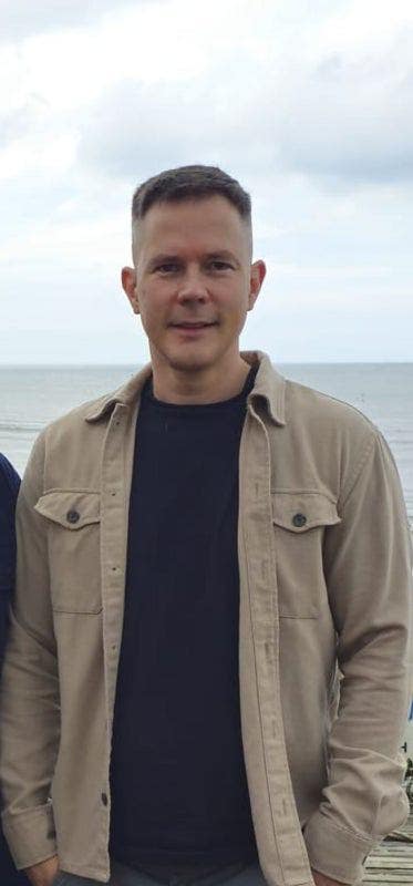 I am a professional male aged 40. I am lookin... Main Photo