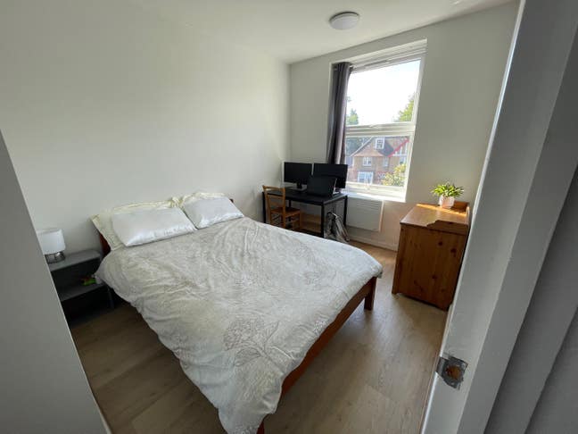 Furnished double room available: short term only Main Photo