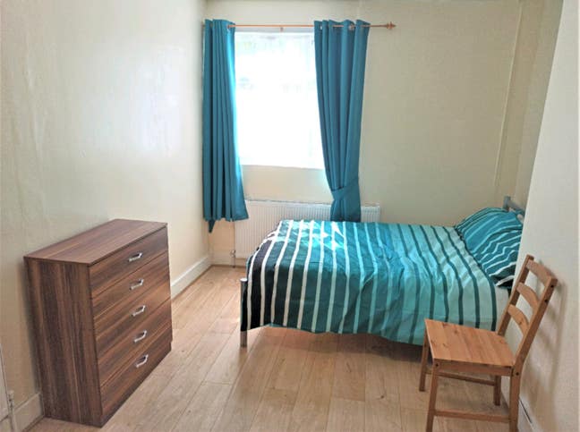 Double Room inc bills for a single person in E2 Main Photo