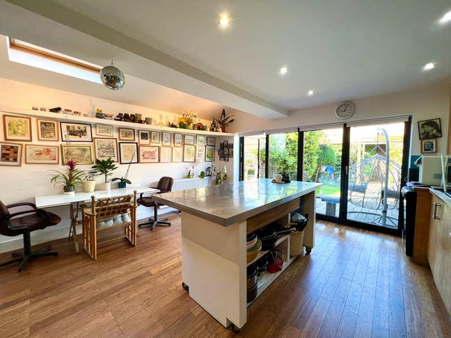 Bright Room&Friendly House-25 mins to Central!  Main Photo