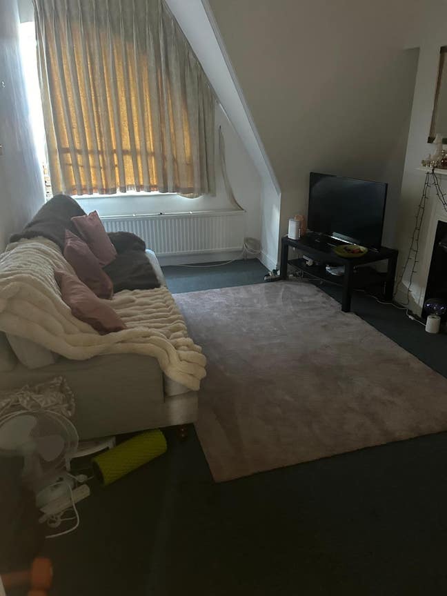 Spare room in top floor apartment Main Photo