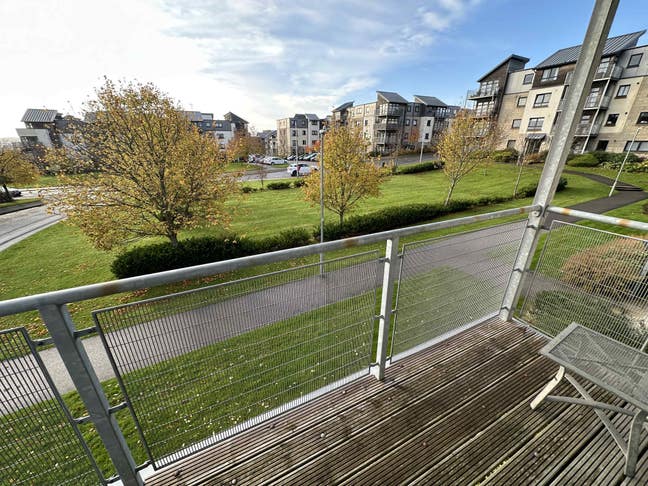Furnished, Spacious double room with own bathroom Main Photo