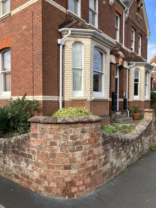 One bed ground floor flat with rear courtyard  Main Photo