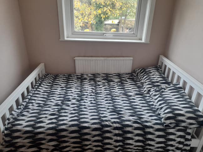 Small room Main Photo