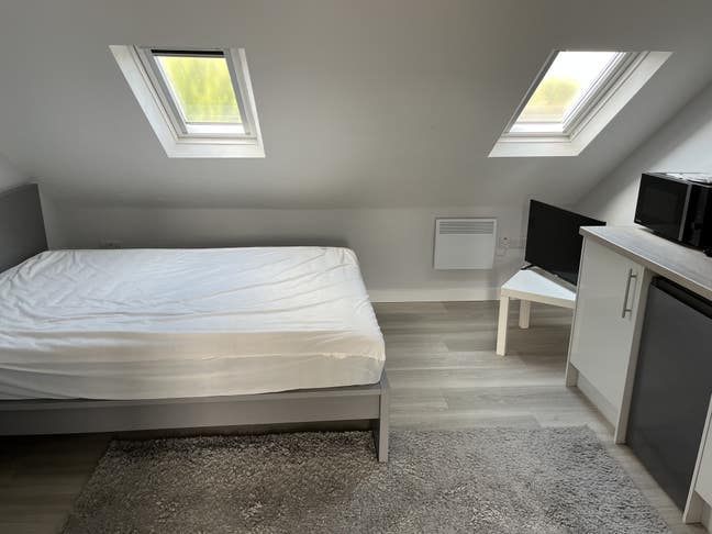 Large Loft En-suite Room to let Main Photo