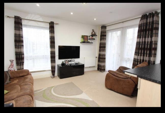 Modern and spacious ensuite - Vegetarian preferred Main Photo
