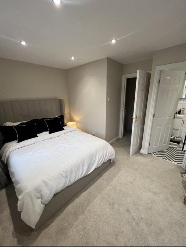 Luxurious room in newly renovated house in leeds  Main Photo