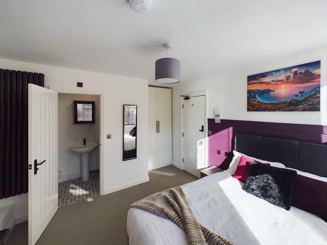 New Refurbished En Suite Rooms - Great Location! Main Photo