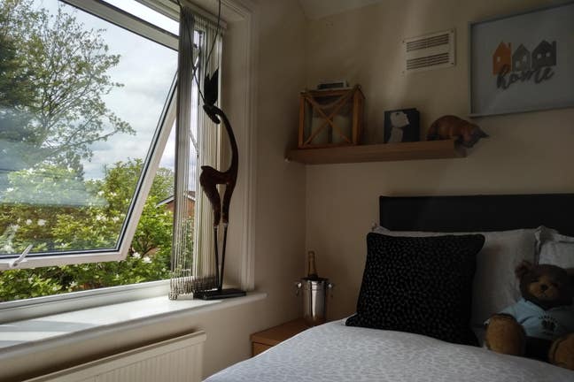 Fantastic Room in a Great Area BL8 Main Photo