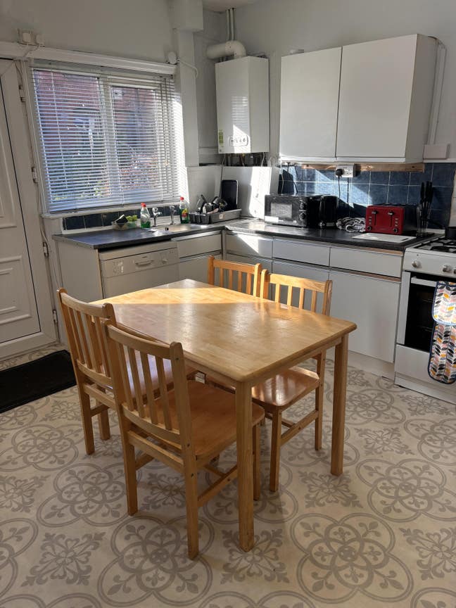 Sunny, refurbished double room, &pound;510 inc bills  Main Photo