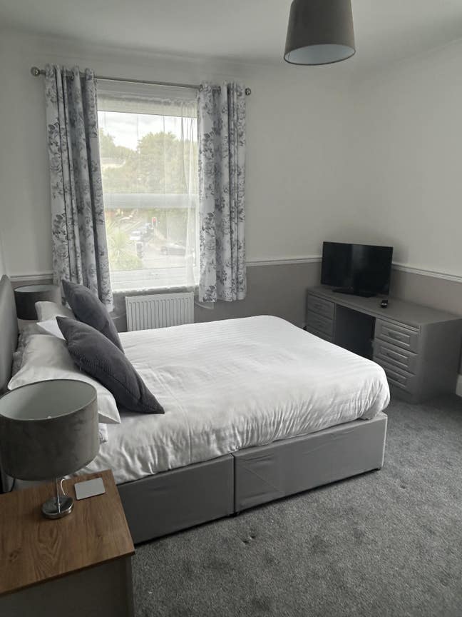Newly decorated / furnished en-suite , double room Main Photo