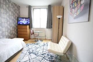 Large, brilliantly lit room near Imperial College Main Photo