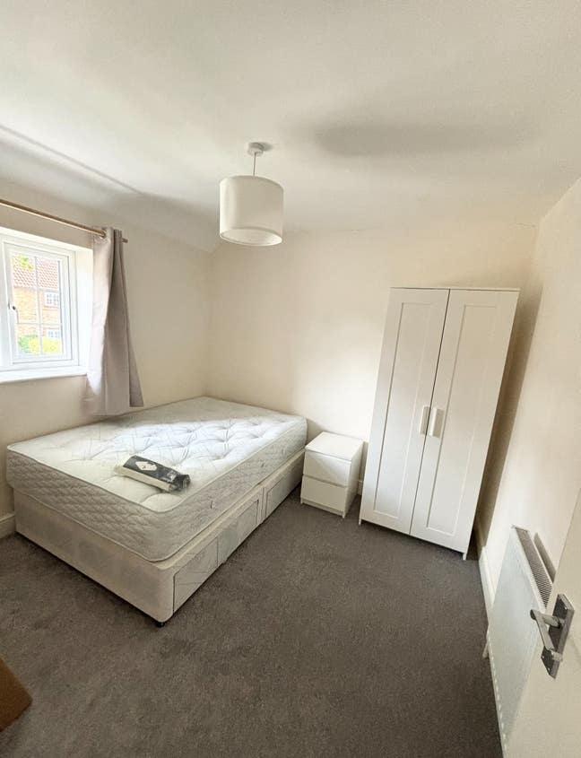 Stylish double bedroom 5’ walk from Central line Main Photo