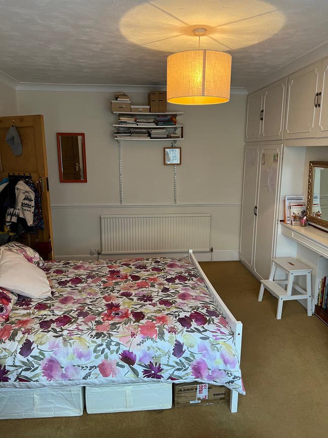 Spacious 1 Bed Flat + Off-Street Parking & Garden Main Photo