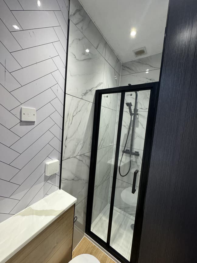 Room with en-suite  Main Photo
