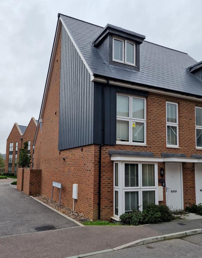 Delightful EnSuite Large Room in a 3 bedroom House Main Photo