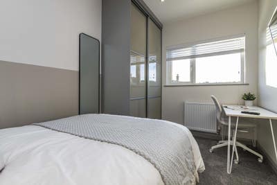  Professional House share, Inclusive of all bills  Main Photo