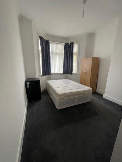 Double with Private Bathroom in Ilford Main Photo