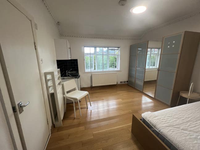 Spacious Double Room Available Zone 1-2 Main Photo