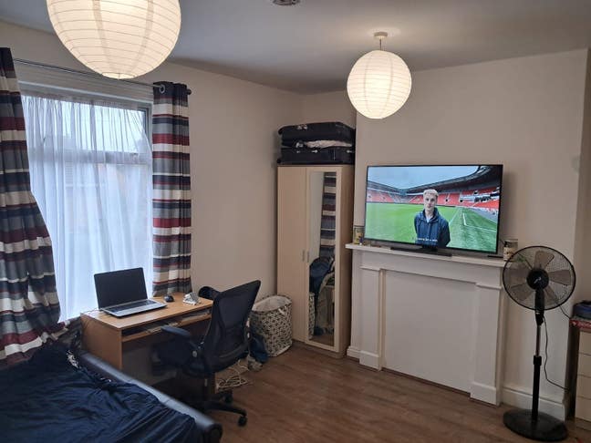 Spacious Room available in Well kept House!  Main Photo