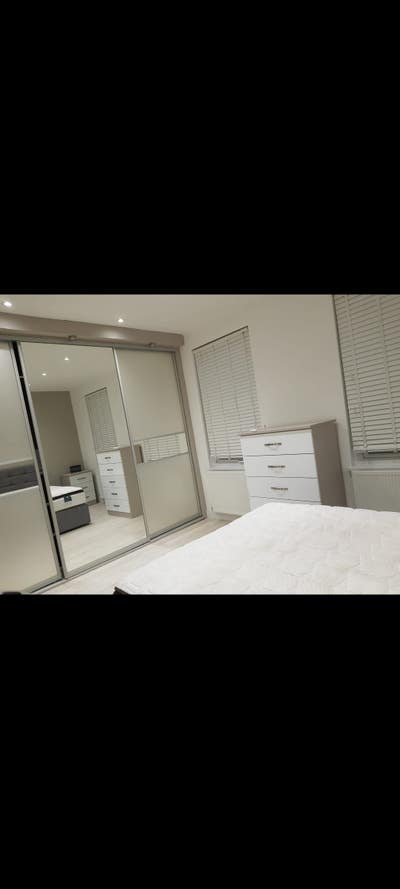 Stunning room in a flatshare female Main Photo