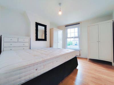 Bright Double Bedroom - Bills Included Main Photo