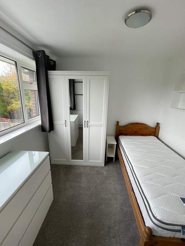 Single refurbished room, shared house Main Photo