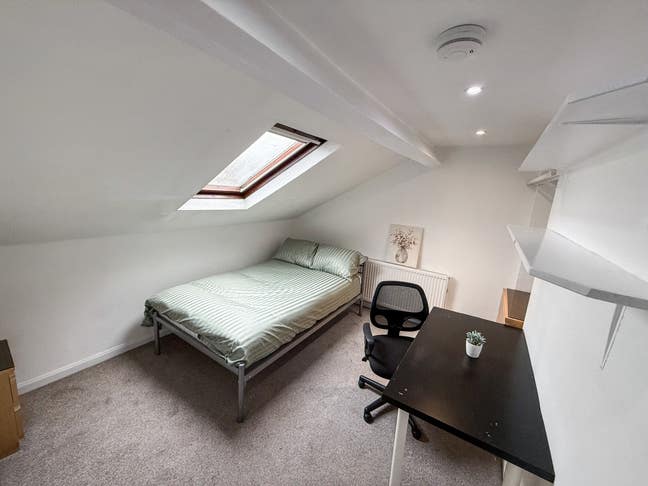 Lovely Double Room City Centre  Main Photo